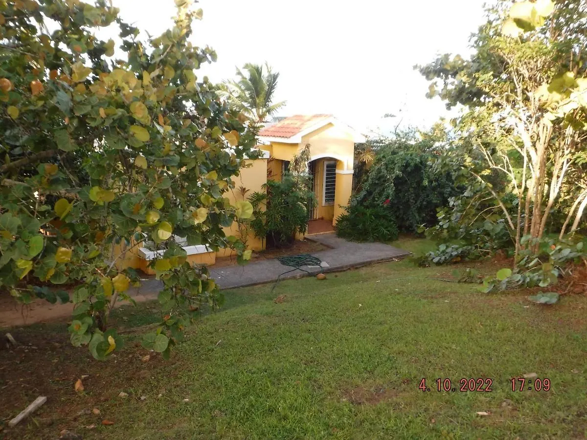 The Yellow House: Fully Equipped, Spectacular Beach View Villa Manati