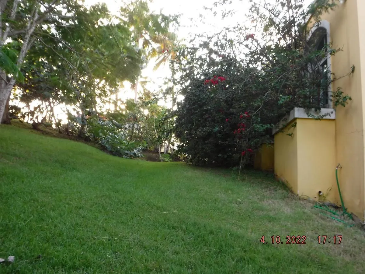 The Yellow House: Fully Equipped, Spectacular Beach View Villa Manati Holiday home